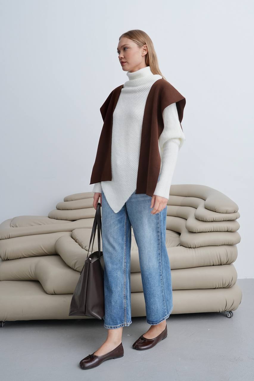 Rollkragenpullover mit asymmetrischem Saum – Weiß