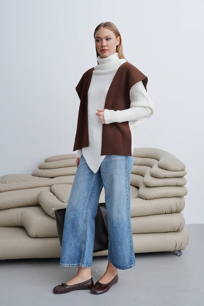 Rollkragenpullover mit asymmetrischem Saum – Weiß