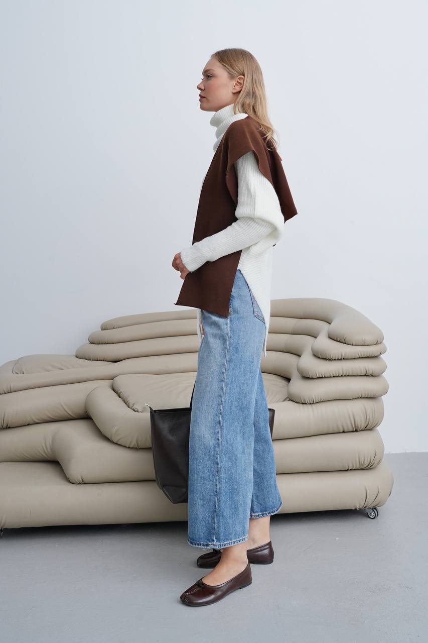 Rollkragenpullover mit asymmetrischem Saum – Weiß