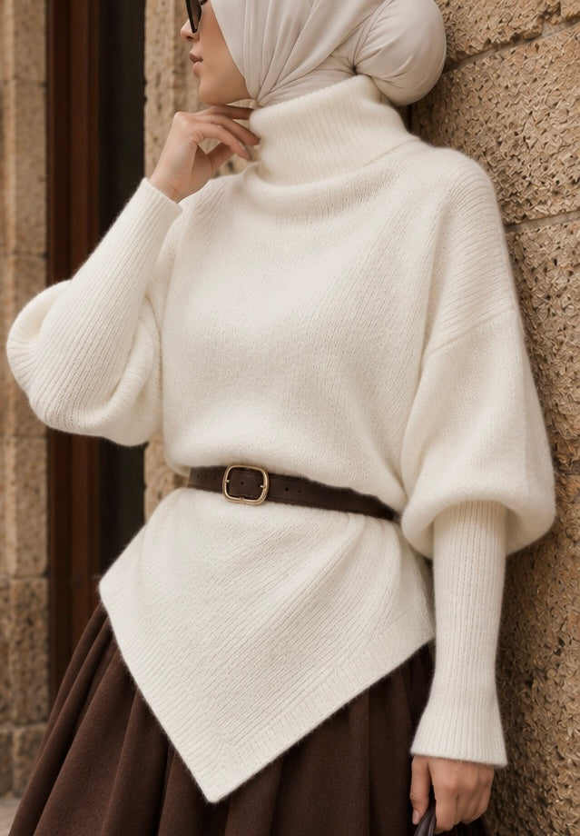 Rollkragenpullover mit asymmetrischem Saum – Weiß